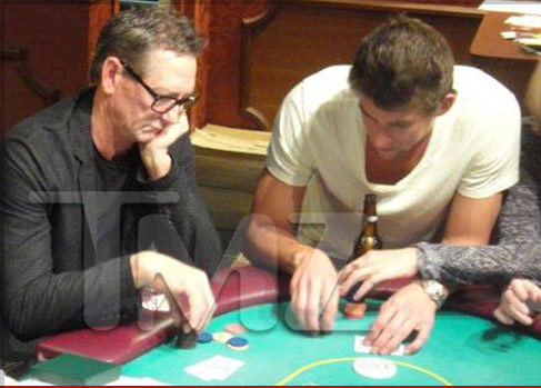 Майкл Фелпс играет в покер