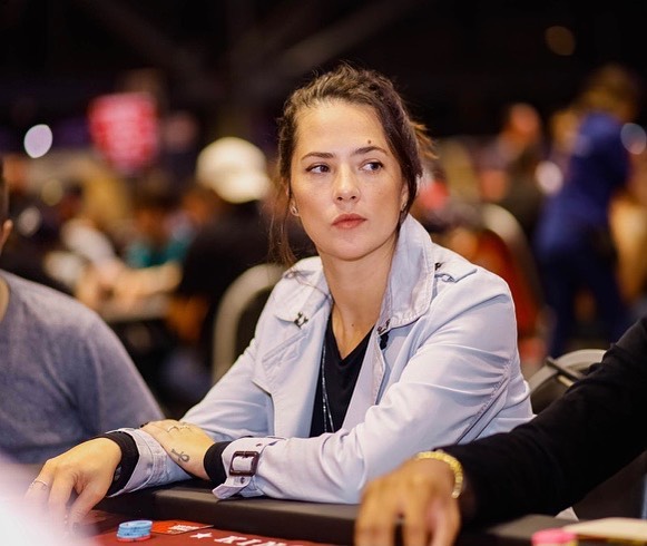 66b60d8d1db1c_pokergirls5.jpg